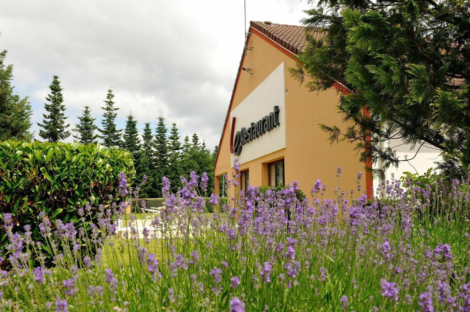 Kyriad Sedan Dış mekan fotoğraf